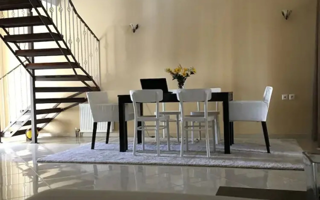 Charming 2-bed House in Kallithea