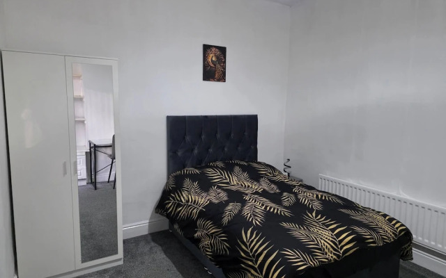3 Bed Home Free Wifi & Netflix Central Location