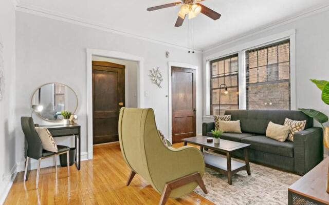 Great Price & Top Location, Comfy 1BR Apt for 4
