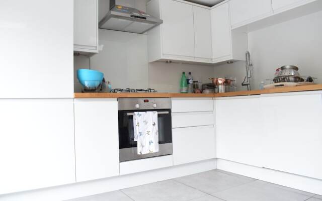 3 Bedroom Battersea House With Patio