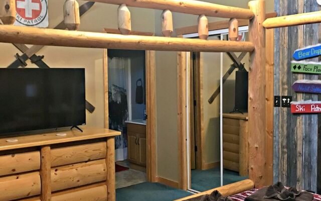 Alpine Vista - 3 Br cabin by RedAwning