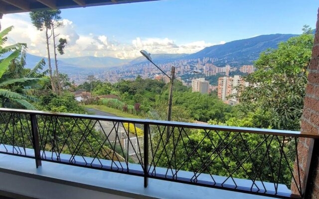 Amazing Medellín Views, Modern Villa with Jacuzzi