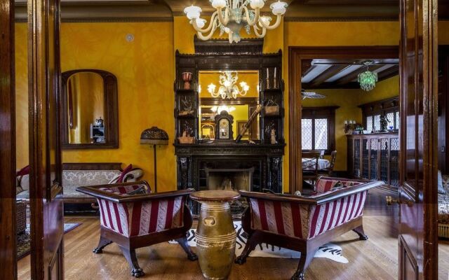 The Parador Inn
