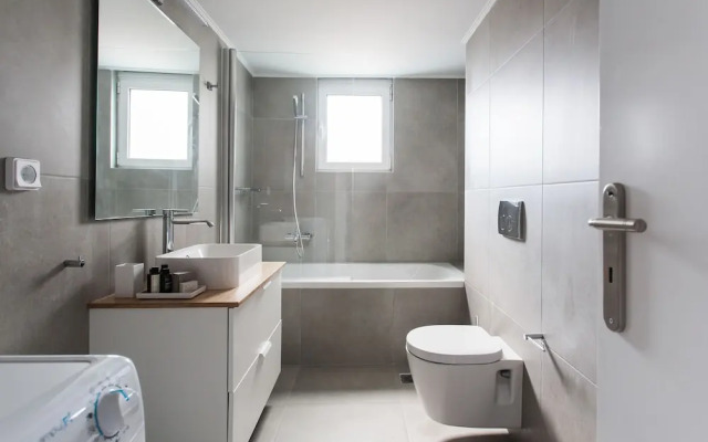 Spacious Apartment near HELEXPO