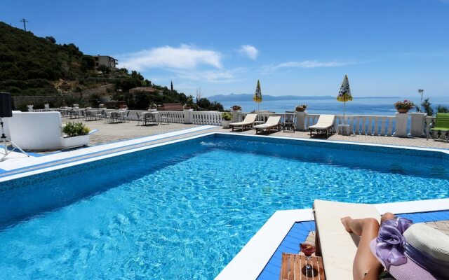Paradise Lukova Hotel