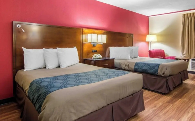 Forsyth Inn & Suites