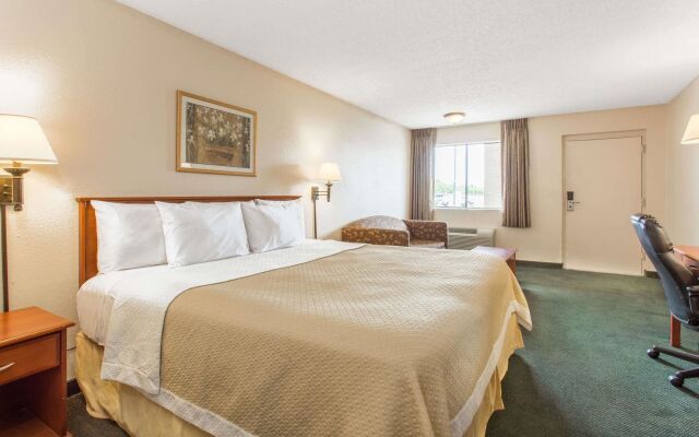Days Inn by Wyndham Mesa East