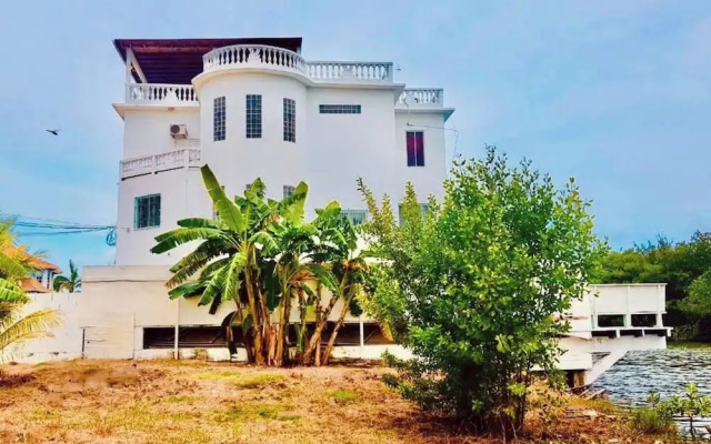 Poolside Seaview Studio With Infinity Pool & Overwater Deck Near Airport, 1st FL