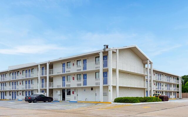 Super 6 Inn & Suites Baton Rouge