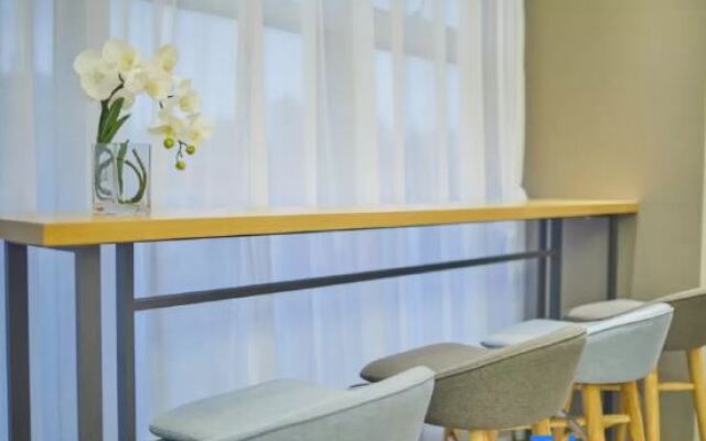 Shanghai Yaya Light Luxury Hotel (Hongkou Football Stadium)