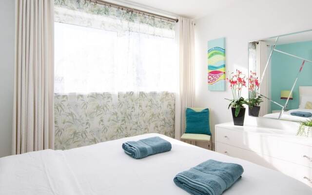 Sunny Modern Nr Beach Village w Parking