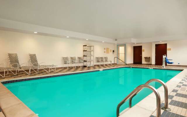 Country Inn & Suites by Radisson, Dearborn, MI