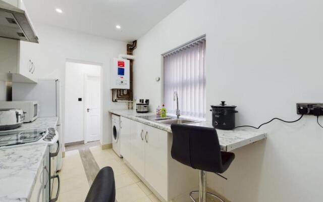 Stunning 4-bed House Fully Refurbished Modern