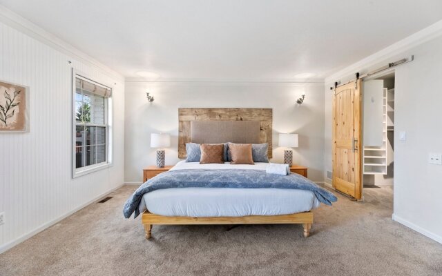 Scandinavian Chic – Hot Tub, Bikes and Lake Life!