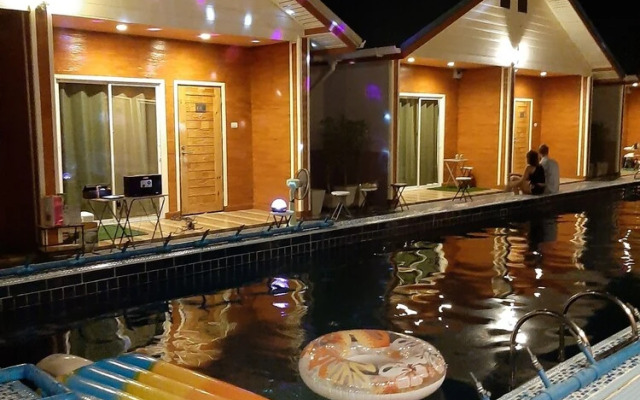 Phenwaree Amphawa Resort