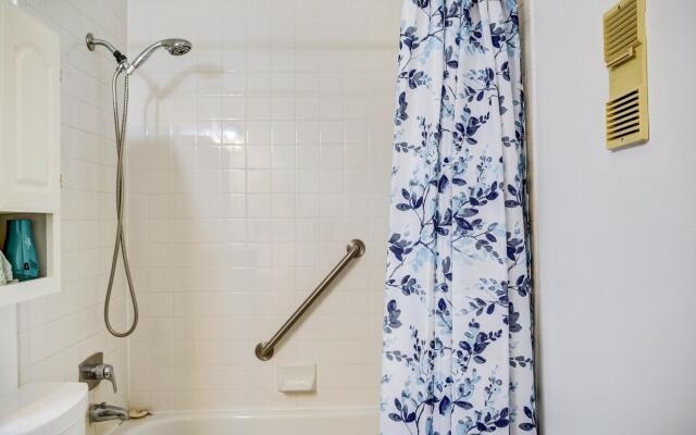 LovelyMedcenter area 3 BR, 2BA  condo w/grill