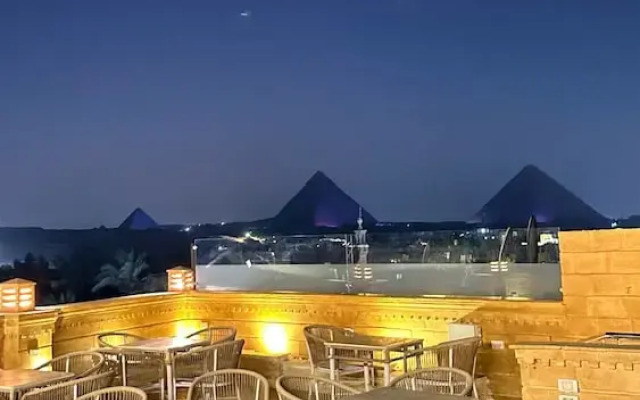 Taj pyramids view inn