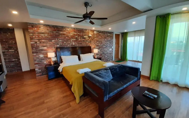 Shalom Farmhouse by the hillside