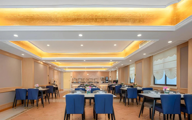 Vienna Hotel (Huainan Railway Station Wuyue Plaza)