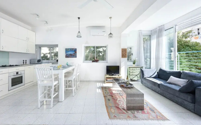 Tranquil Garden Retreat by Sea N Rent