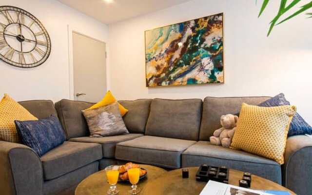 Plush Holiday Home in Coventry Near Coventry University