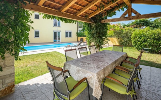 Beautiful Home in Perci With Wifi and 4 Bedrooms