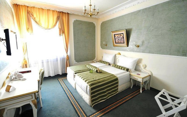 Queen's Astoria Design