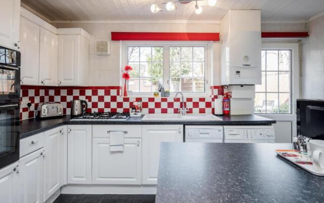 MPL Apartments - Woodside House by Harry Potter Studios