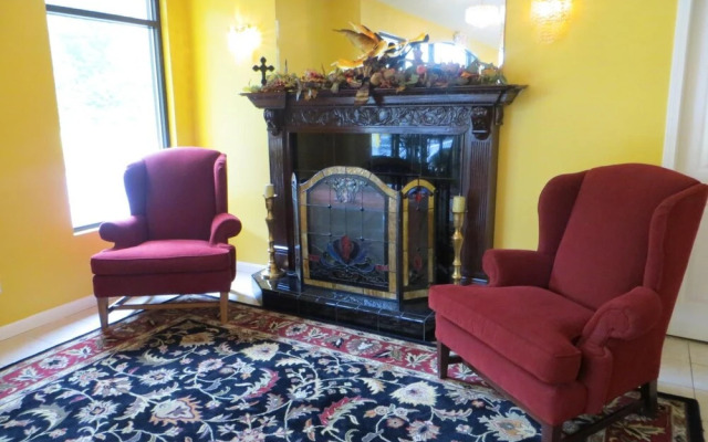 Golden Manor Inn & Suites