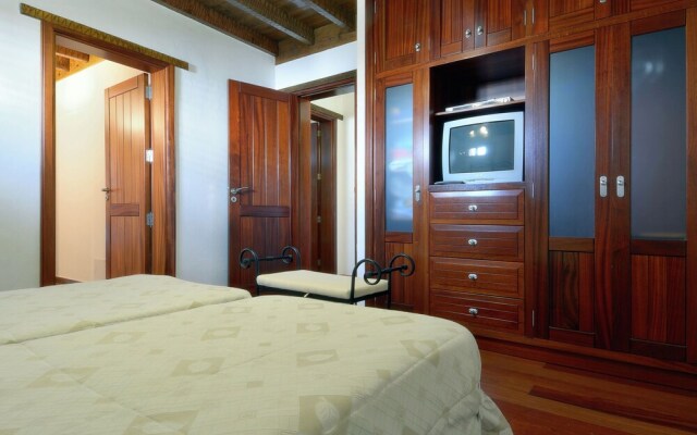 Spacious Villa in San Bartolomé With Swimming Pool