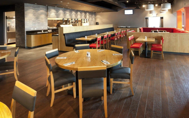 Delta Hotels by Marriott Milwaukee Northwest