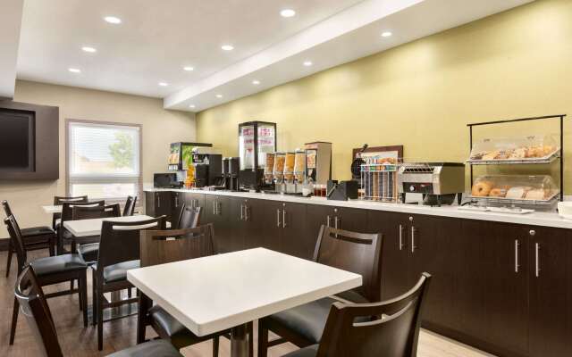 Super 8 by Wyndham Ajax/Toronto On