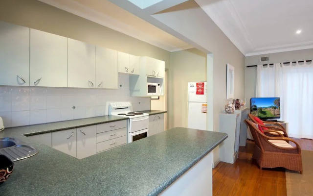 Christmas Bush Avenue No.11