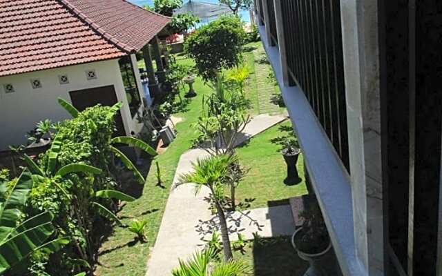 Yogi Beach Bungalow & Restaurant Lembongan