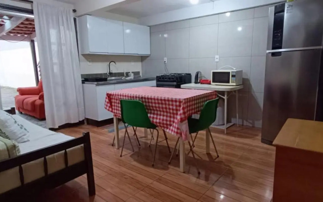 Apartamento térreo com ar condicionado bem localizado