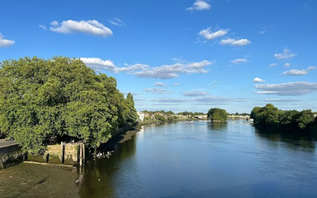 New Spacious 4 Bed Apartment in Kew Bridge