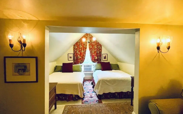 Rothschild-Pound House Inn