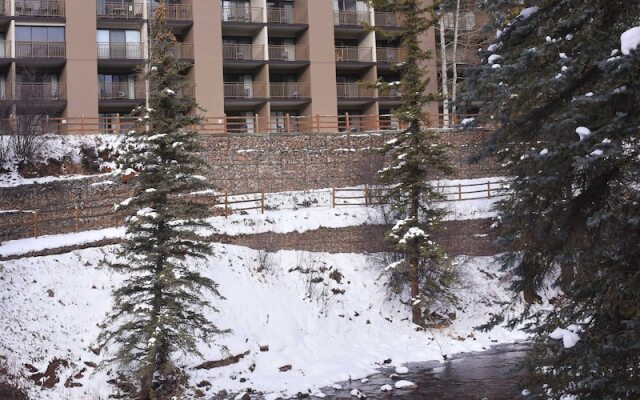 Newly Remodeled Condo Wren 201 With Creekside Views of Vail Mountain by Redawning