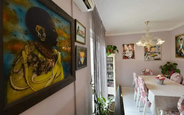 Home With Swimming Pool & Outdoor Kitchen