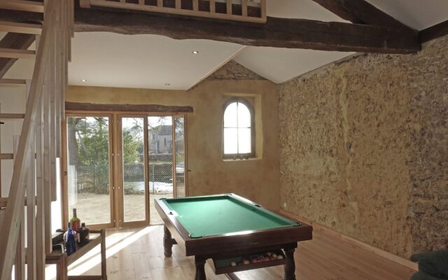 Luxurious Villa in Cazaubon with Swimming Pool