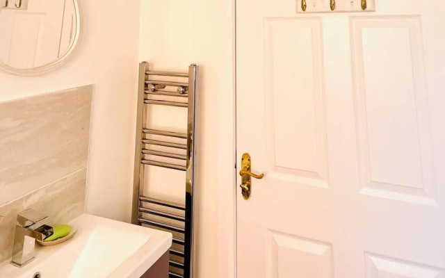 Stylish 3 BDR House With Free Parking Near Hulme