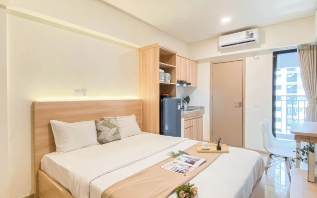 Warm Minimalist Studio Apartment Near Paramadina University At Meikarta – Guest Rooms – Cibatu