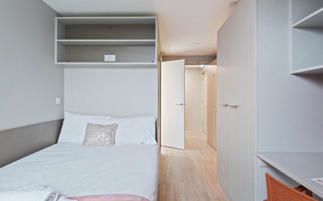 Central Modern Apartment with Fast Wifi Sleeps 6