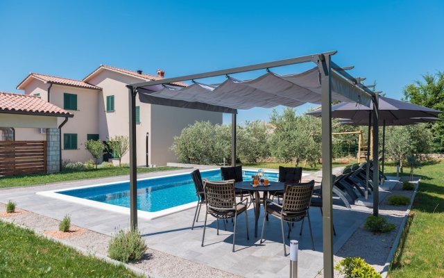Holiday House OLIVE GROVE with pool and garden