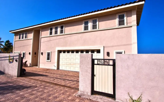 Hale Honu-oceanfront 4 Bedroom Home by RedAwning