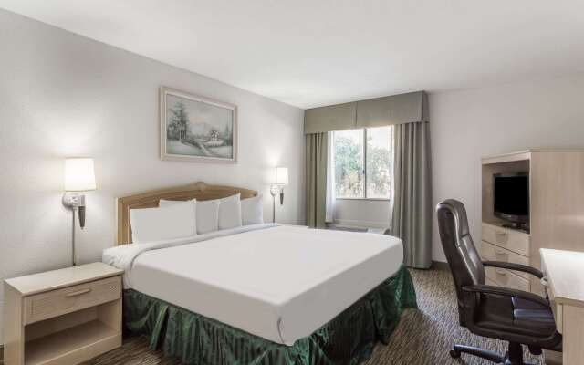 Days Hotel by Wyndham Peoria Glendale Area