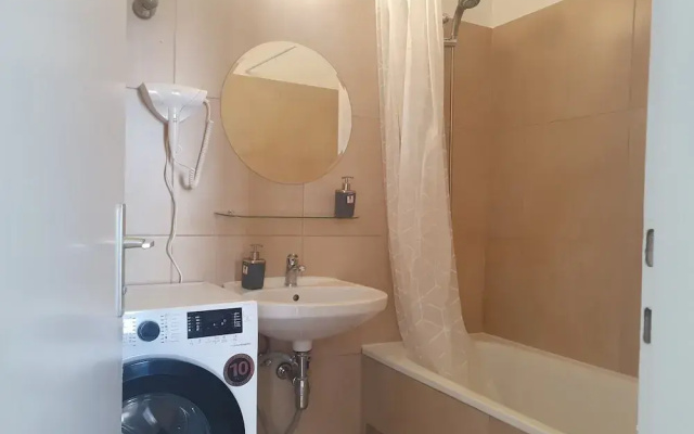 Modern 2BR Apartment Near Rennweg
