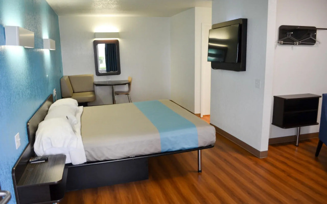 Motel 6 Dallas - Irving DFW Airport East