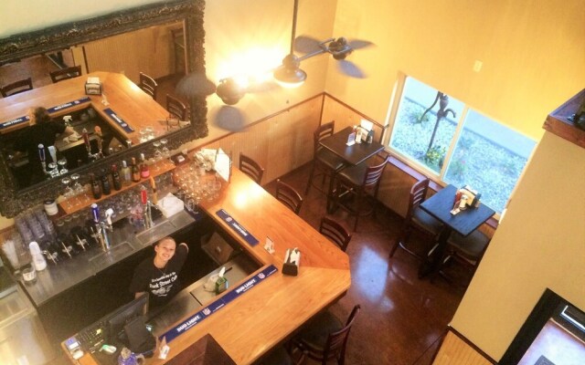 Golden Manor Inn & Suites