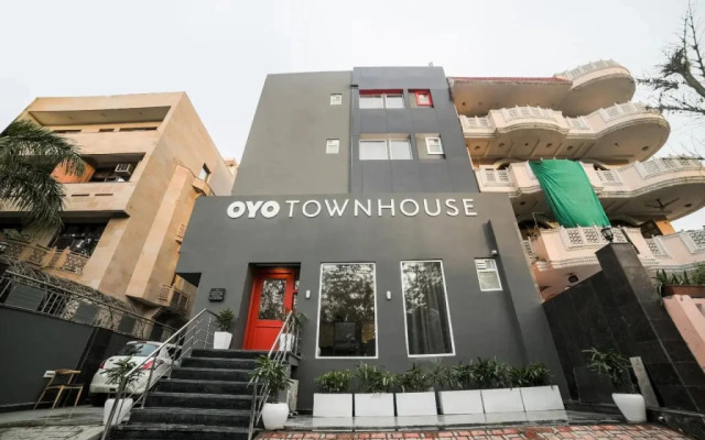 OYO Townhouse 82 Chander Nagar Janakpuri